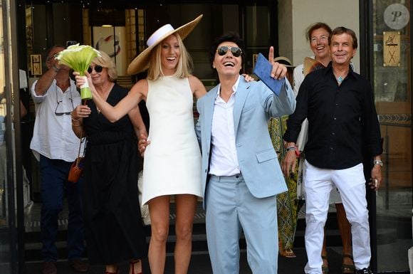 Les jeunes mariés, Jean-Luc Lahaye et sa femme Paola (Lahaye-Aubin) à la sortie de la mairie du 18ème arrondissement de Paris - J.L.Lahaye s'est marié en secondes noces avec sa compagne P.Aubin à la mairie du 18ème arrondissement de Paris, le 2 juillet 2025. © Agence / Bestimage