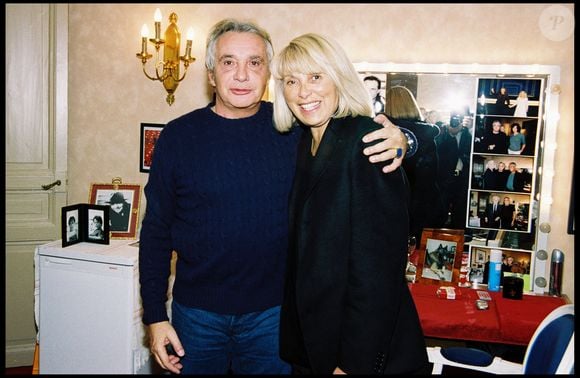 Michel Sardou dans sa loge avec Mireille Darc en 2002.  © OLIVIER BORDE / BESTIMAGE