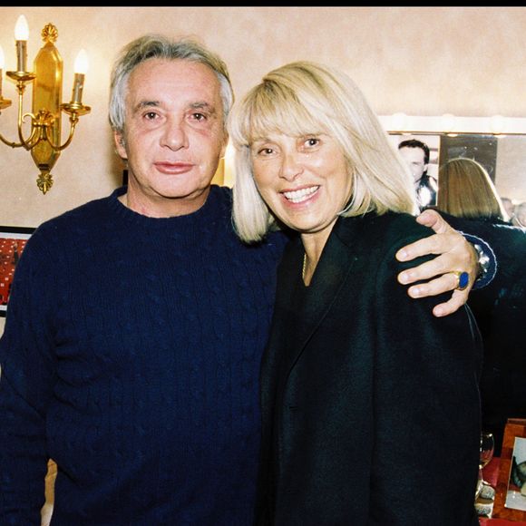 Michel Sardou dans sa loge avec Mireille Darc en 2002.  © OLIVIER BORDE / BESTIMAGE