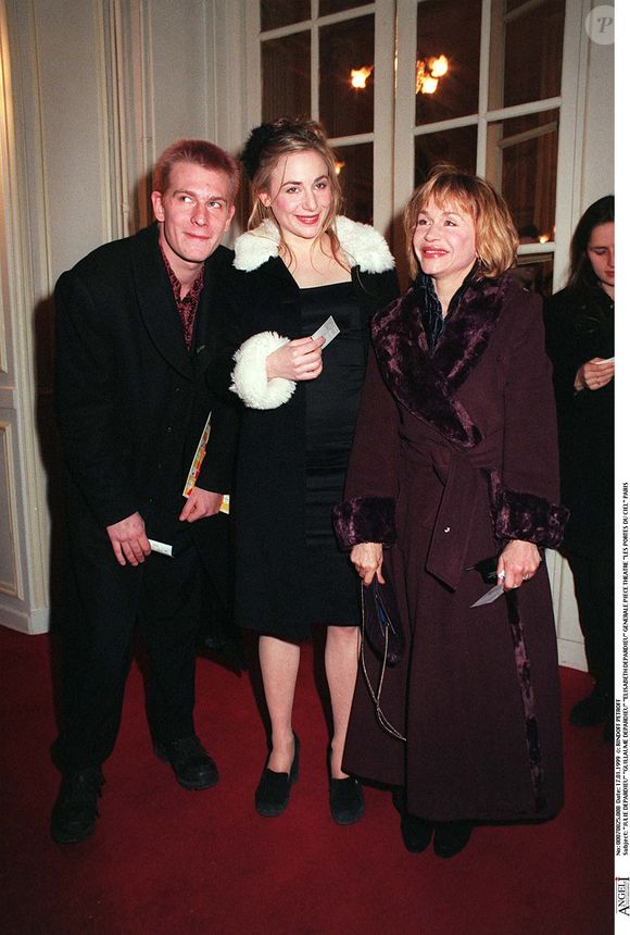 Dans Gala, Julie Depardieu évoque son rapport au deuil

Archives - Guillaume Depardieu et Julie Depardieu avec leur mère Élisabeth à Paris. RINDOFF-BORDE / BESTIMAGE