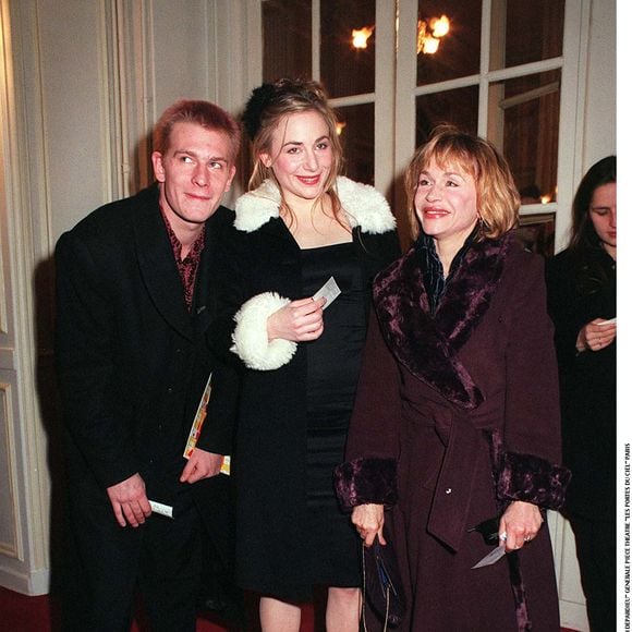 Dans Gala, Julie Depardieu évoque son rapport au deuil

Archives - Guillaume Depardieu et Julie Depardieu avec leur mère Élisabeth à Paris. RINDOFF-BORDE / BESTIMAGE
