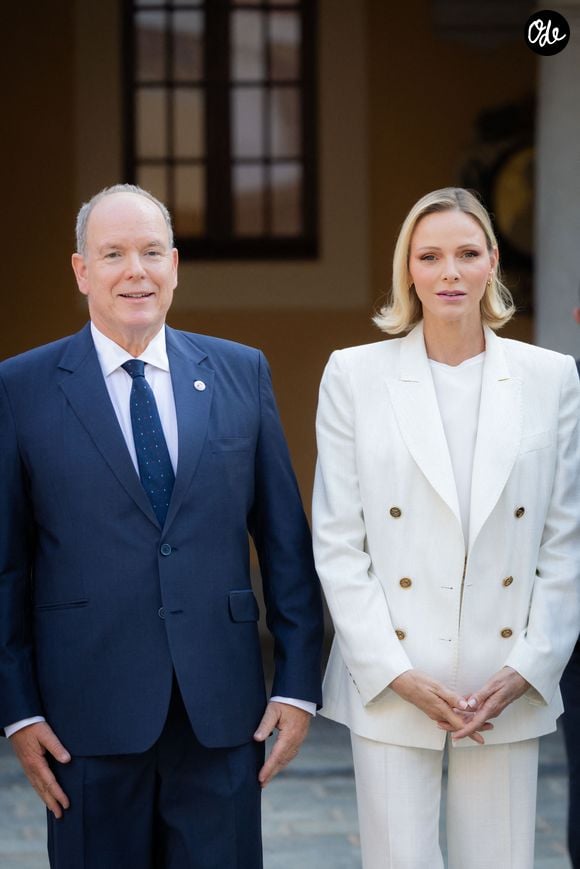 Son look était entièrement immaculé, de la veste aux chaussures.

Le prince Albert II de Monaco et la princesse Charlène de Monaco ont accueilli au Palais princier les ambassadeurs et représentants permanents des 46 États membres de l'organisation du Conseil de l'Europe, Monaco le 2 septembre 2026. © Olivier Huitel/Pool Monaco/Bestimage