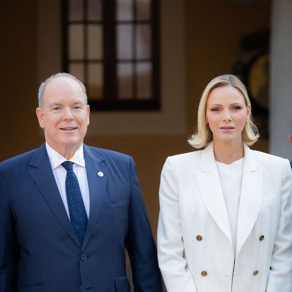 Son look était entièrement immaculé, de la veste aux chaussures.

Le prince Albert II de Monaco et la princesse Charlène de Monaco ont accueilli au Palais princier les ambassadeurs et représentants permanents des 46 États membres de l'organisation du Conseil de l'Europe, Monaco le 2 septembre 2026. © Olivier Huitel/Pool Monaco/Bestimage