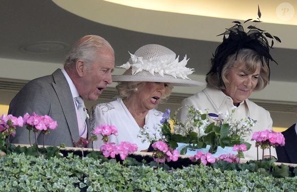 Le roi Charles III (à gauche) et la reine Camilla regardent les Sandringham Stakes lors de la quatrième journée du Royal Ascot à l'hippodrome d'Ascot, dans le Berkshire. 20 juin 2025. © Andrew Matthews/PA Wire.