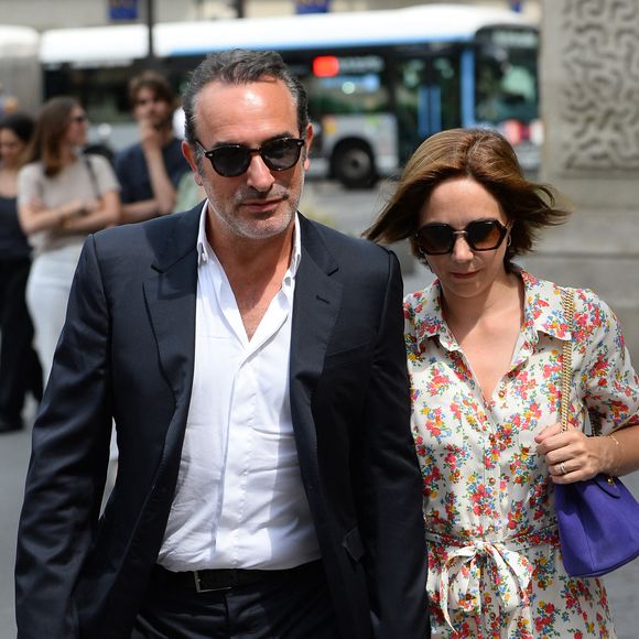 Jean Dujardin et sa femme Nathalie Pechalat - Mariage de Claude Lelouch à la mairie du 18ème à Paris. Le 17 juin 2023