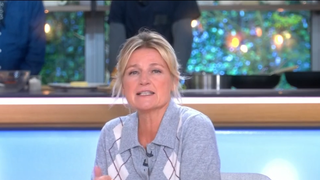 "Il sera de retour lundi prochain" : Un chroniqueur important de C à Vous absent toute la semaine, annonce Anne-Elisabeth Lemoine