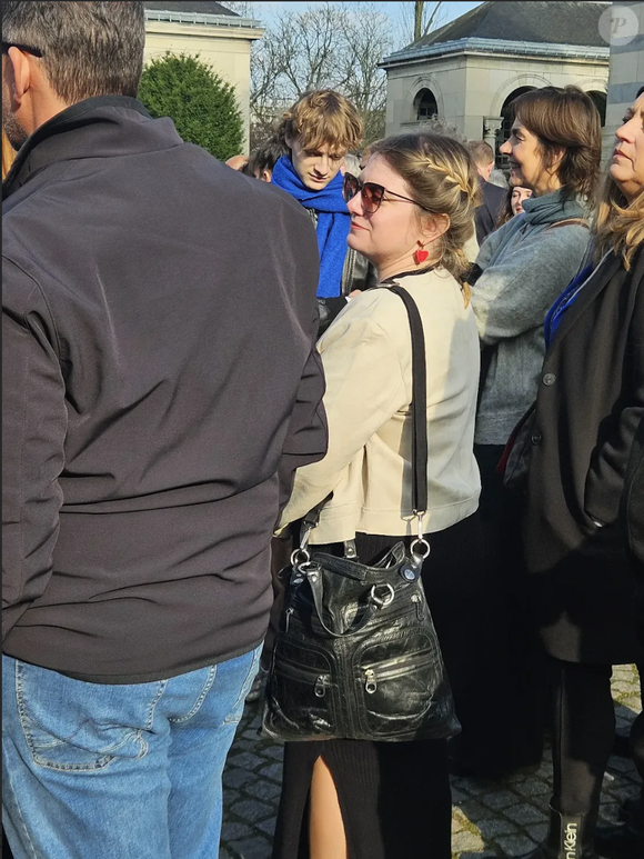 Les soeurs d'Émilie Dequenne ont offert un beau discours

Petite soeur d'Émilie Dequenne aux obsèques d'Emilie Dequenne au cimetière Père Lachaise à Paris, France. Crédit image : DR