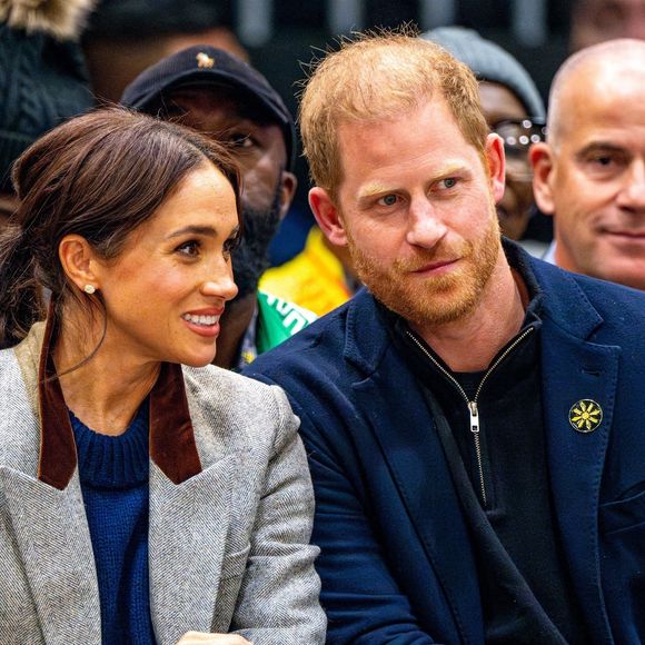 Le prince Harry, duc de Sussex et Meghan Markle, duchesse de Sussex, assistent à un match de basketball en fauteuil lors des "Invictus Games Vancouver Whistler 2025" à Vancouver, le 9 février 2025. © Backgrid USA / Bestimage