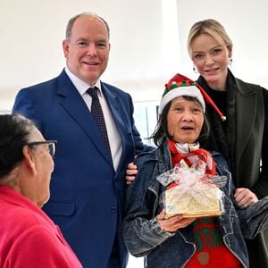 Charlene et Albert de Monaco ont fait la traditionnelle remise de colis aux personnes âgées

Le prince Albert II de Monaco, sa femme la princesse Charlene et Camille Gottlieb ont remis les traditionnels colis de Noël aux aînés monégasques dans la meeting room du Yacht Club de Monaco dans le cadre de festivités de fin d'année de la Principauté de Monaco, le 12 décembre 2024. © Bruno Bebert/Pool Monaco/Bestimage