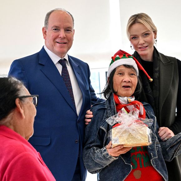 Charlene et Albert de Monaco ont fait la traditionnelle remise de colis aux personnes âgées

Le prince Albert II de Monaco, sa femme la princesse Charlene et Camille Gottlieb ont remis les traditionnels colis de Noël aux aînés monégasques dans la meeting room du Yacht Club de Monaco dans le cadre de festivités de fin d'année de la Principauté de Monaco, le 12 décembre 2024. © Bruno Bebert/Pool Monaco/Bestimage