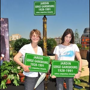 Jane Birkin et Charlotte Gainsbourg lors de l'inauguration du jardin Serge Gainsbourg à Paris  © Guillaume Gaffiot/Bestimage