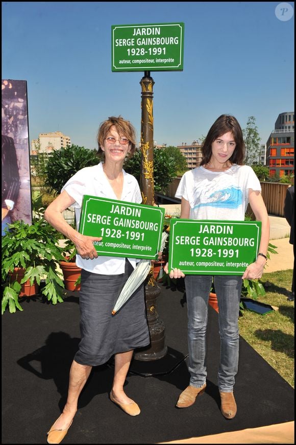 Jane Birkin et Charlotte Gainsbourg lors de l'inauguration du jardin Serge Gainsbourg à Paris  © Guillaume Gaffiot/Bestimage
