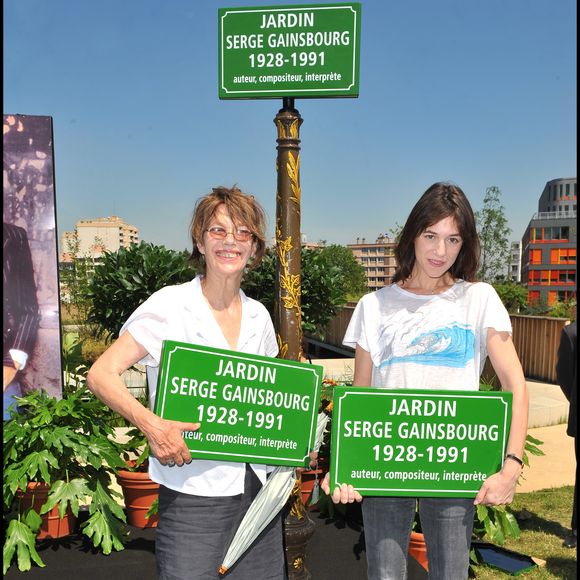 Jane Birkin et Charlotte Gainsbourg lors de l'inauguration du jardin Serge Gainsbourg à Paris  © Guillaume Gaffiot/Bestimage