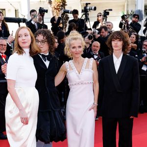 Hannah Einbinder, Jane Schoenbrun, Gillian Anderson - Montée des marches du film " La vie d'une femme " lors du 79ème Festival International du Film de Cannes, le 13 mai 2026. © Jacovides-Moreau / Bestimage