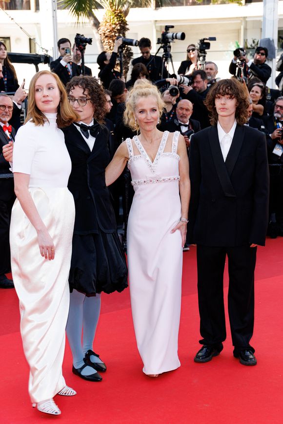Hannah Einbinder, Jane Schoenbrun, Gillian Anderson - Montée des marches du film " La vie d'une femme " lors du 79ème Festival International du Film de Cannes, le 13 mai 2026. © Jacovides-Moreau / Bestimage