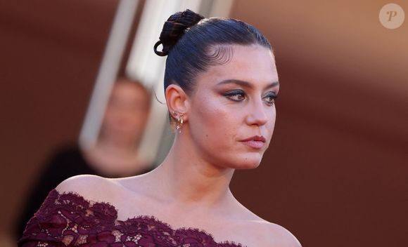 Alors que cette dernière montait les marches du Palais des Festivals à l'occasion de la projection de son film "Garance", 

Adèle Exarchopoulos - Montée des marches du film " Garance " lors du 79ème Festival International du Film de Cannes, le 17 mai 2026. © Jacovides-Moreau / Bestimage