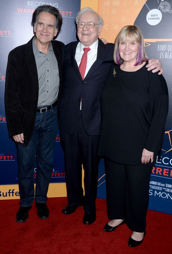 L-R : Peter, Warren et Susie Buffett assistent à la première mondiale de Becoming Warren Buffet (HBO Documentary Films) au Museum of Modern Art à New York City, NY, USA, le 19 janvier 2017. Photo by Dennis Van Tine/ABACAPRESS.COM