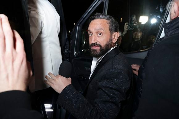 Tout a commencé après que le praticien se soit exprimé sur le fermeture de C8, se réjouissant presque du sort de Cyril Hanouna.

Exclusif - Cyril Hanouna - Les chroniqueurs et les invités quittent la dernière émission "Touche pas à mon poste" (TPMP) en bus pour se rendre devant le siège du groupe M6 à Neuilly-sur-Seine le 27 février 2025. © Jack Tribeca/Bestimage