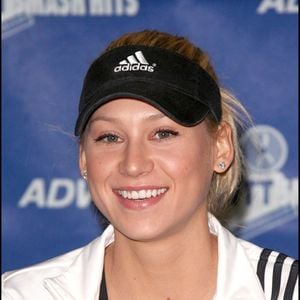 Lors de cette apparition inquiétante, l'athlète retraitée était accompagnée de ses deux filles.

Anna Kournikova au tournoi de tennis au profit d'une association caritative, à Los Angeles.