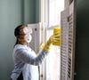 Cette astuce convient aux vitres, parois de douche et objets en verre.

Mélanger du dentifrice et du bicarbonate de soude : à quoi cela sert et pourquoi cette astuce est recommandée