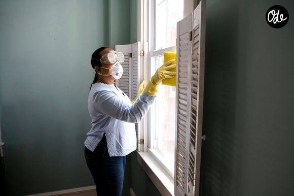 Cette astuce convient aux vitres, parois de douche et objets en verre.

Mélanger du dentifrice et du bicarbonate de soude : à quoi cela sert et pourquoi cette astuce est recommandée
