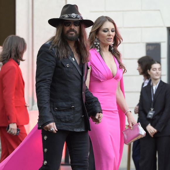 24 mai 2025, Rome, Italie : Billy Ray Cyrus (à gauche), le père de Miley Cyrus et Elizabeth (Liz) Hurley (à droite) quittent l'exposition Red Horizons de la Fondation Valentino sur la Piazza Mignanelli. (Crédit photo : © Mario Cartelli/SOPA Images via ZUMA Press Wire / Bestimage)