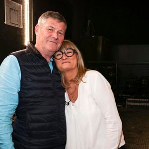 Avec Stéphane, son mari, elle est installée en Corse depuis plusieurs années.

Exclusif - Christine Bravo et Stéphane son mari, sur le plateau de TBT9 présenté par C.Hanouna, et diffusé en direct sur W9, Paris, France, le 26 novembre 2025. © Jack Tribeca / Bestimage