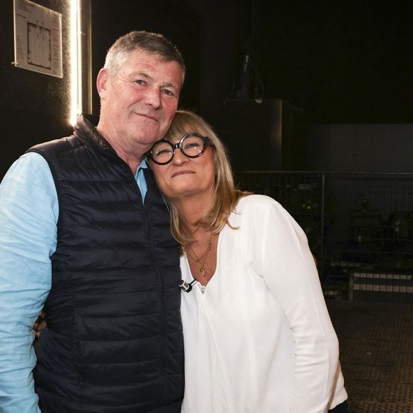 Avec Stéphane, son mari, elle est installée en Corse depuis plusieurs années.

Exclusif - Christine Bravo et Stéphane son mari, sur le plateau de TBT9 présenté par C.Hanouna, et diffusé en direct sur W9, Paris, France, le 26 novembre 2025. © Jack Tribeca / Bestimage
