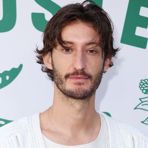 Pierre Niney au photocall du défilé Lacoste Collection Femme Prêt-à-Porter Printemps/Eté 2026 lors de la Fashion Week de Paris (PFW), au Lycée Carnot, à Paris, France, le 5 octobre 2025. © Sam Delpech/Bestimage