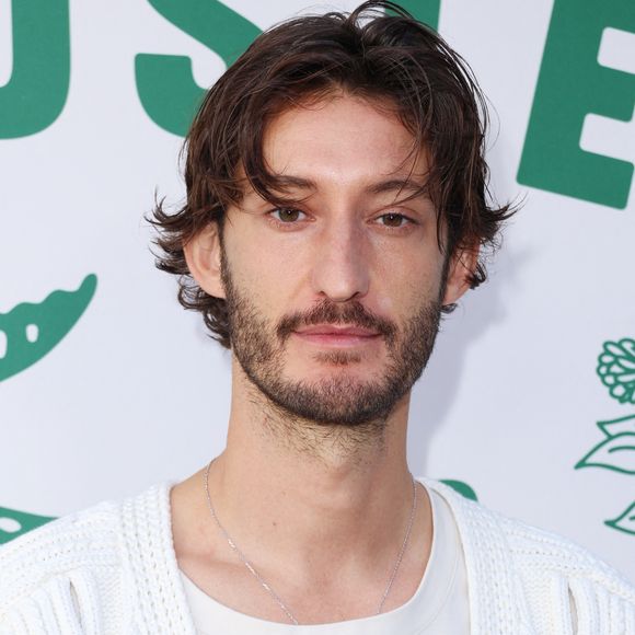 Pierre Niney au photocall du défilé Lacoste Collection Femme Prêt-à-Porter Printemps/Eté 2026 lors de la Fashion Week de Paris (PFW), au Lycée Carnot, à Paris, France, le 5 octobre 2025. © Sam Delpech/Bestimage