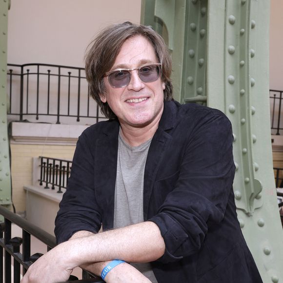 Il se rend notamment au Café Tao, emblème de la fête, dont la vue donne sur la magnifique baie de Calvi mais il ne pourra pas en profiter cette année

Thomas Dutronc lors de la remise du 4ème prix Gotlib en marge du festival du livre au Grand Palais à Paris le 18 avril 2026.

© Cédric Perrin / Bestimage
