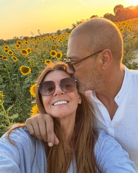 Alors qu'il s'apprêtait à s'occuper de son regard, Charly Salvator lui a glissé "une petite astuce pour les paupières tombantes". 

Véronika Loubry et son compagnon Gérard Kadoche, photo partagée sur Instagram.