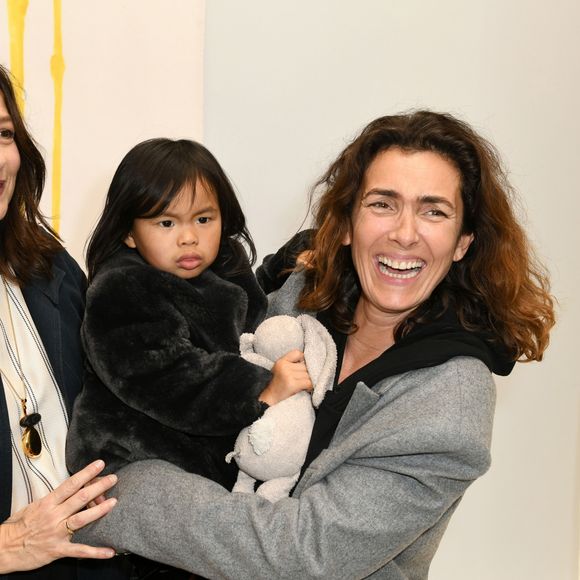 Néanmoins, elle sait hausser le ton quand il le faut : "Je n'ai pas envie que ce soit complètement ma copine non plus".

Mademoiselle Agnès et sa fille Swan au défilé Bonpoint printempt-été à Paris, le 24 janvier 2018.

Photo : Abaca