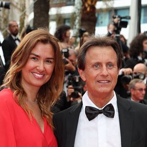 Vincent Perrot et sa femme Virginie - Montée des marches du film " Top Gun : Maverick " lors du 75ème Festival International du Film de Cannes. Le 18 mai 2022 © Cyril Moreau / Bestimage