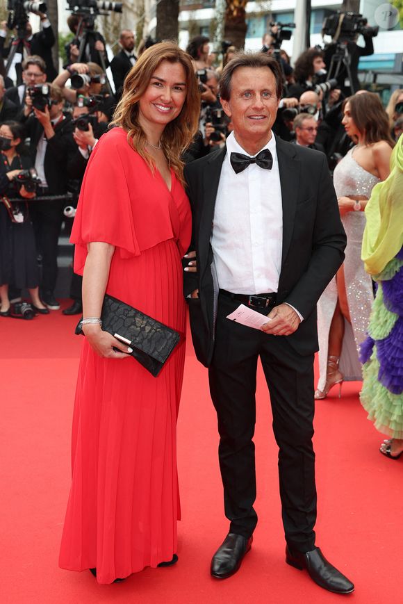 Vincent Perrot et sa femme Virginie - Montée des marches du film " Top Gun : Maverick " lors du 75ème Festival International du Film de Cannes. Le 18 mai 2022 © Cyril Moreau / Bestimage