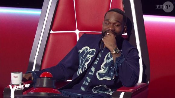 Une spontanéité que la production n’a pas manqué de remarquer et qu’elle lui a demandé de tempérer.

Tayc sur le plateau de "The Voice 2026", sur TF1.