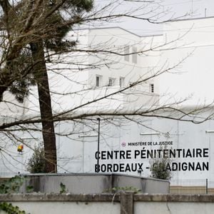 Toujours selon nos confrères, Pierre Palmade a été reçu aux alentours de 11 heures par le directeur de la prison, qui lui a présenté le fonctionnement de l'établissement pénitencier.

Pierre Palmade vient d'intégrer la maison d'arrêt de Gradignan près de Bordeaux à l'isolement dans le quartier récent (bâtiment blanc) à Gradignan, France, le 9 décembre 2024. © Patrick Bernard/Bestimage