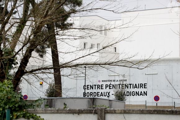 Toujours selon nos confrères, Pierre Palmade a été reçu aux alentours de 11 heures par le directeur de la prison, qui lui a présenté le fonctionnement de l'établissement pénitencier.

Pierre Palmade vient d'intégrer la maison d'arrêt de Gradignan près de Bordeaux à l'isolement dans le quartier récent (bâtiment blanc) à Gradignan, France, le 9 décembre 2024. © Patrick Bernard/Bestimage