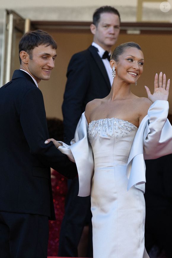 Elle a monté les marches avec son frère Anwar.

Anwar Hadid et sa soeur Bella - Montée des marches du film " Garance " lors du 79ème Festival International du Film de Cannes, le 17 mai 2026. © Olivier Borde / Bestimage