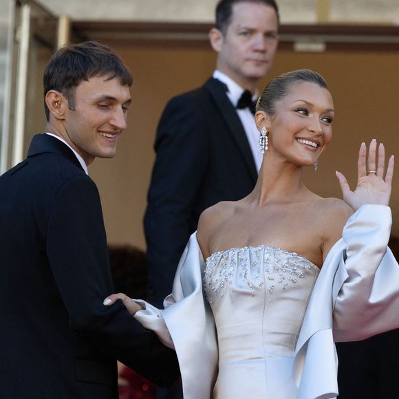 Elle a monté les marches avec son frère Anwar.

Anwar Hadid et sa soeur Bella - Montée des marches du film " Garance " lors du 79ème Festival International du Film de Cannes, le 17 mai 2026. © Olivier Borde / Bestimage