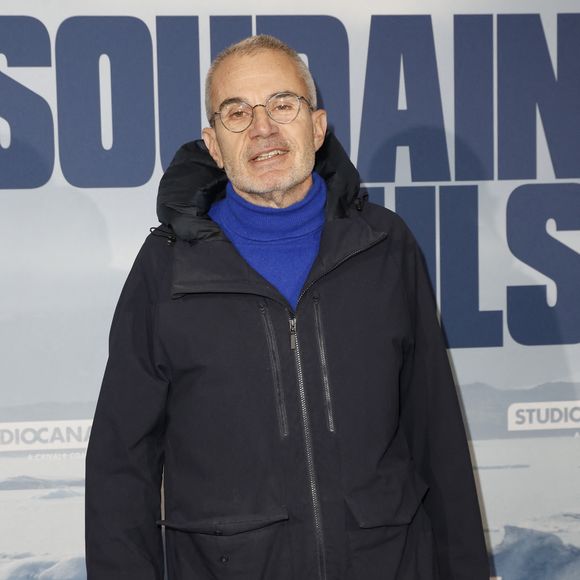 il se rend quasiment chaque jour à un centre de rééducation.

Laurent Weil - Avant-première du film "Soudain Seuls" à l'UGC à Normandie à Paris le 4 décembre 2023. © Marc Ausset-Lacroix/Bestimage