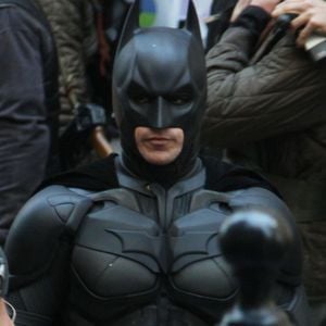 Un acteur qui apparaît brièvement dans The Dark Knight est décédé. 
 
Christian Bale et Tom Hardy sur le tournage du nouveau Batman : The Dark Knight Rises à New York