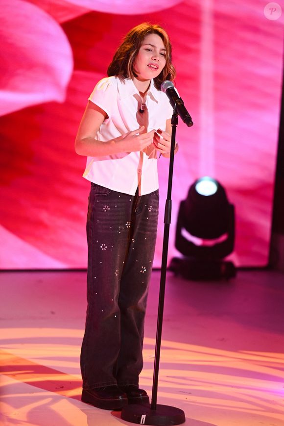Mais contre toute attente, l'Eurovision Junior ne sera pas diffusée sur France 2, mais sur France 4 !

 Exclusif - Lou Deleuze à l'enregistrement de l'émission "Vivement dimanche", le 30 novembre 2025. 

Photo : Guillaume Gaffiot / Bestimage