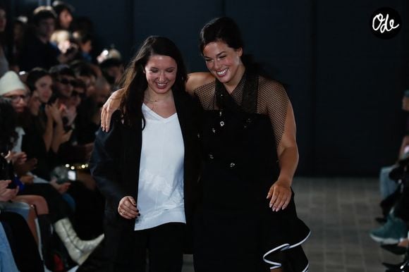 Elle a notamment habillé des icônes internationales de la pop culture comme Bella Hadid, Kylie Jenner ou encore Tina Kunakey. Le talent de la Parisienne avait même été salué par le magazine Vogue, qui la classait en 2022 parmi les cinq designers à suivre absolument.

Alice Vaillant, Ashley Graham - Défilé de mode Femmes Printemps/Eté 2025 "Vaillant" (marque créée par Alice Vaillant, fille d'A. Roumanoff) à la poste du Louvre à Paris, France, le 24 septembre 2024. © Christophe Clovis / Bestimage