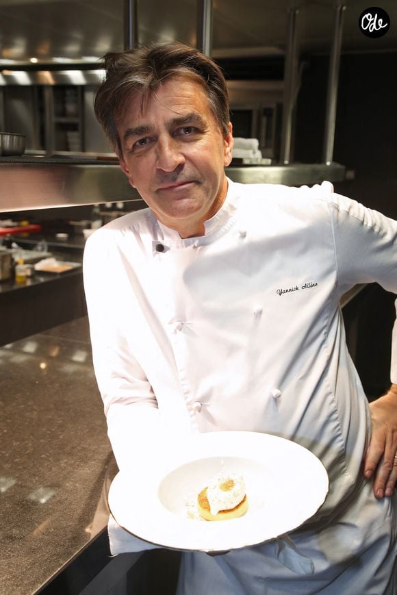 Exclusif - Le chef 3 étoiles Yannick Alleno présente un plat, au Pavillon Ledoyen à Paris, le 23 Novembre 2022. 

© Bertrand Rindoff / Bestimage