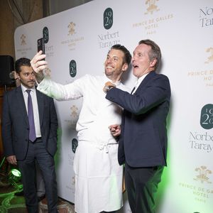 Exclusif - Norbert Tarayre et Stéphane Rotenberg lors de l'inauguration du Restaurant & Bar 19.20 by Norbert Tarayre à l'hôtel Prince de Galles à Paris le 10 octobre 2023. Photo par Pierre Perusseau / Coadic Guirec / Bestimage