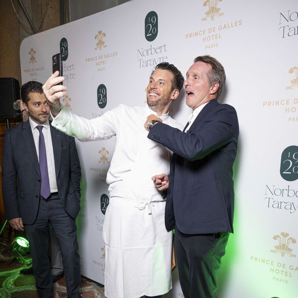 Exclusif - Norbert Tarayre et Stéphane Rotenberg lors de l'inauguration du Restaurant & Bar 19.20 by Norbert Tarayre à l'hôtel Prince de Galles à Paris le 10 octobre 2023. Photo par Pierre Perusseau / Coadic Guirec / Bestimage