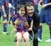 Emportée par un ostéosarcome, une forme rare de cancer des os, la fillette reste au cœur de toutes les pensées de sa famille.

Luis Enrique, entraîneur du FC Barcelone, célèbre avec sa fille Xana Martinez après la victoire de son équipe en finale de la Ligue des champions de l'UEFA entre la Juventus et le FC Barcelone au stade Olympiastadion le 6 juin 2015 à Berlin, en Allemagne. © Imago/PsnewZ/Bestimage