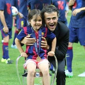 Emportée par un ostéosarcome, une forme rare de cancer des os, la fillette reste au cœur de toutes les pensées de sa famille.

Luis Enrique, entraîneur du FC Barcelone, célèbre avec sa fille Xana Martinez après la victoire de son équipe en finale de la Ligue des champions de l'UEFA entre la Juventus et le FC Barcelone au stade Olympiastadion le 6 juin 2015 à Berlin, en Allemagne. © Imago/PsnewZ/Bestimage