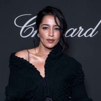 Divine en robe satinée et boléro vintage, Leïla Bekhti fait sensation à la soirée Chopard à Cannes